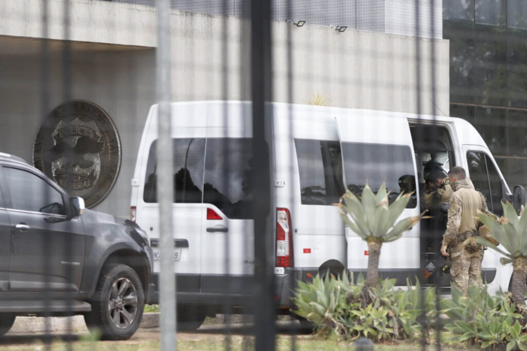 bolsonaro-esta-detido-no-cot-e-pf-amplia-policiamento-no-local