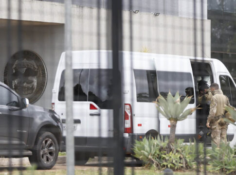 bolsonaro-esta-detido-no-cot-e-pf-amplia-policiamento-no-local