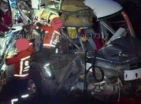 choque-entre-onibus-e-carreta-estacionada-deixa-quase-50-feridos-em-sp