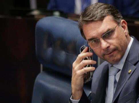 flavio-bolsonaro-fala-apos-prisao-preventiva-do-pai.-siga