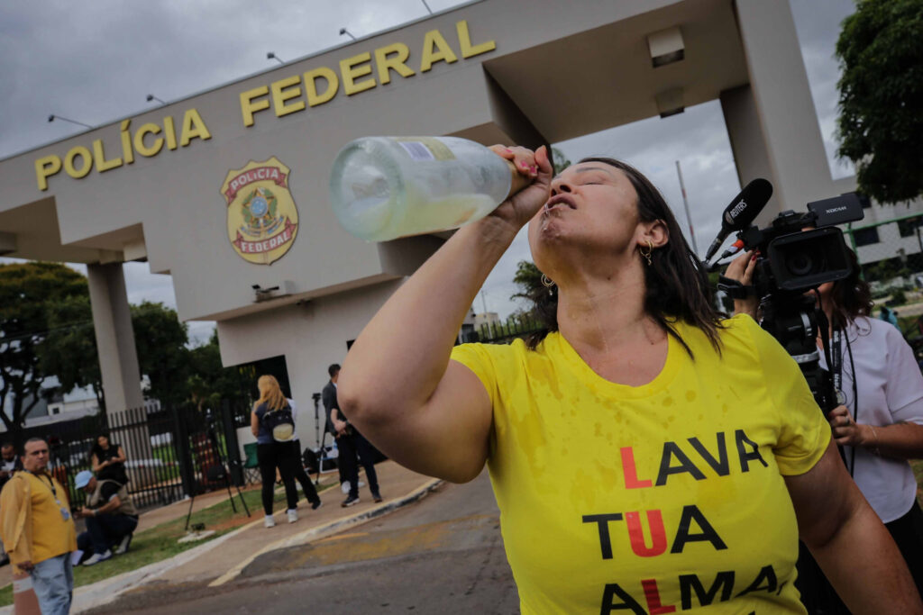 opositores-de-bolsonaro-cantam-“vou-festejar”-e-comemoram-na-pf
