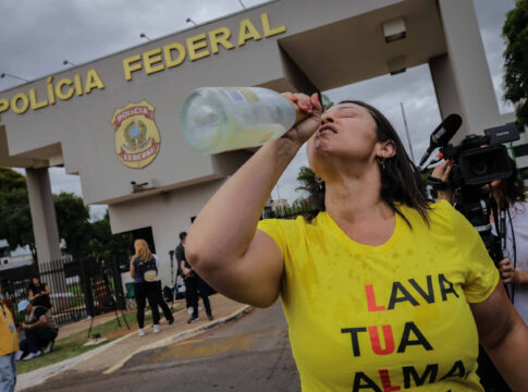 opositores-de-bolsonaro-cantam-“vou-festejar”-e-comemoram-na-pf