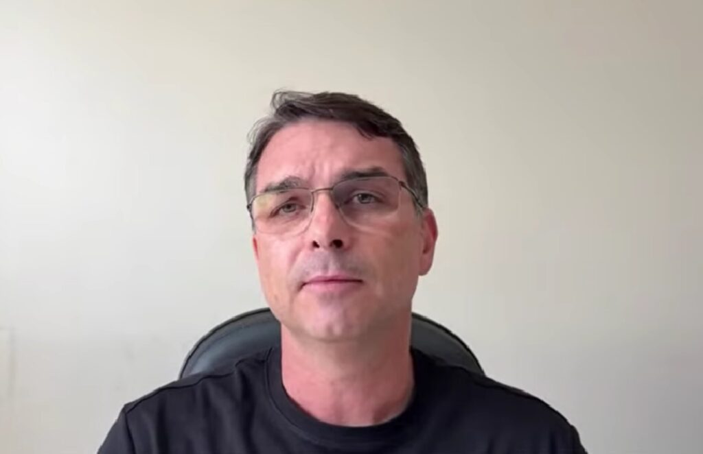 live-de-flavio-bolsonaro-sobre-prisao-do-pai-foi-em-confeitaria