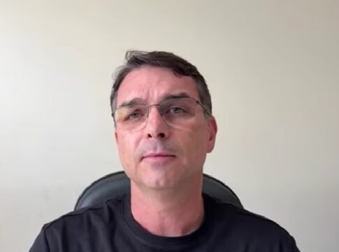 live-de-flavio-bolsonaro-sobre-prisao-do-pai-foi-em-confeitaria