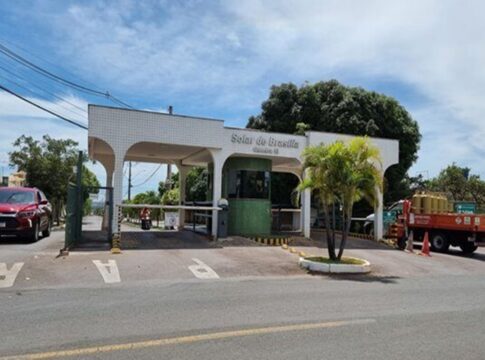 com-queima-de-fogos-e-sem-vigilia,-condominio-de-bolsonaro-vive-alivio