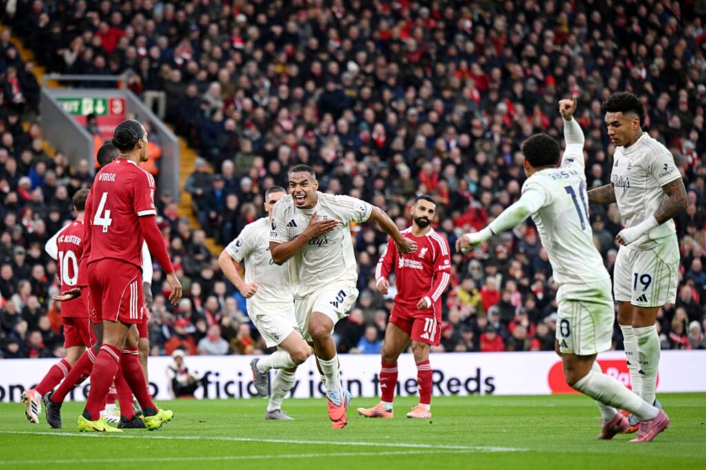 com-gol-brasileiro,-forest-vence-liverpool-e-se-afasta-da-degola