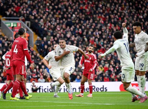 com-gol-brasileiro,-forest-vence-liverpool-e-se-afasta-da-degola