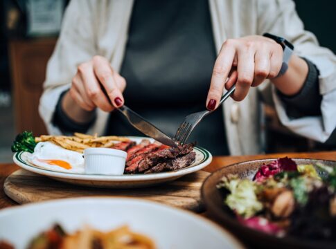 comer-ouvindo-musica-faz-mal?-o-que-a-ciencia-diz-sobre-o-habito