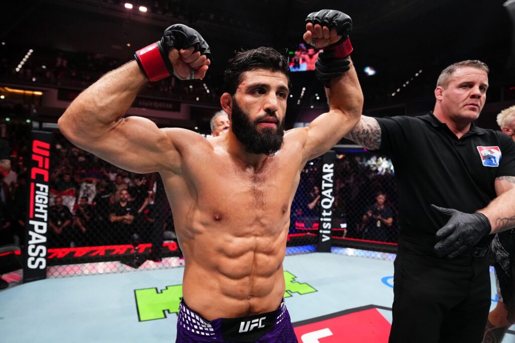 ufc-catar:-tsarukyan-confirma-favoritismo-e-vence-duelo-contra-hooker