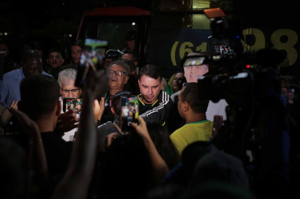 apoiadores-oram-ao-redor-de-“bolsonaro-de-papelao”-em-vigilia