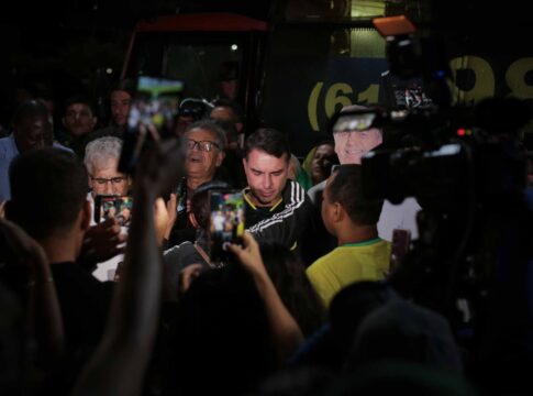 apoiadores-oram-ao-redor-de-“bolsonaro-de-papelao”-em-vigilia