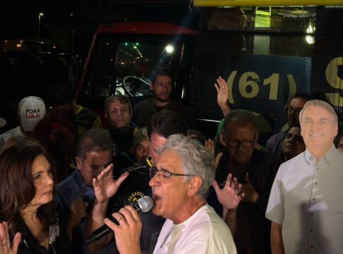 opositor-e-agredido-e-expulso-de-vigilia-a-bolsonaro:-“700-mil-covas”