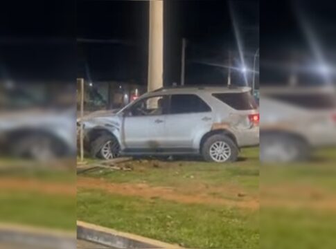 descontrolado,-motorista-bate-carro,-dirige-na-contramao-e-cria-panico