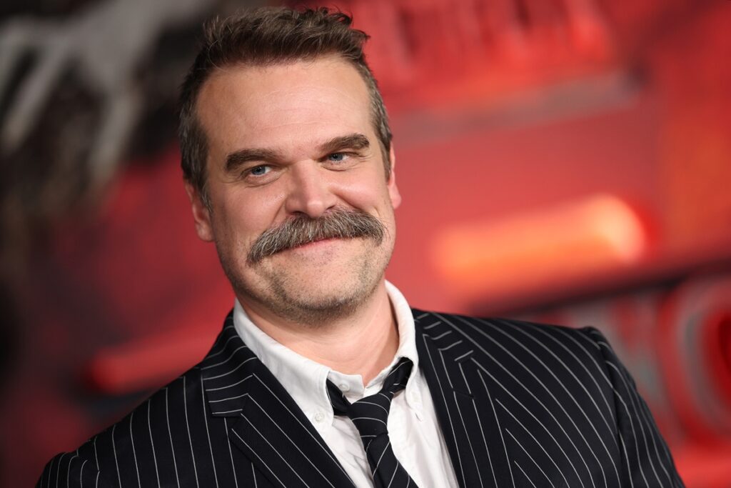 david-harbour-fala-sobre-stranger-things-apos-denuncia-de-assedio