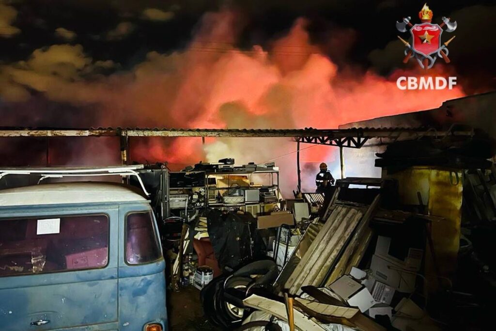 incendio-de-grandes-proporcoes-atinge-deposito-de-veiculos-no-gama