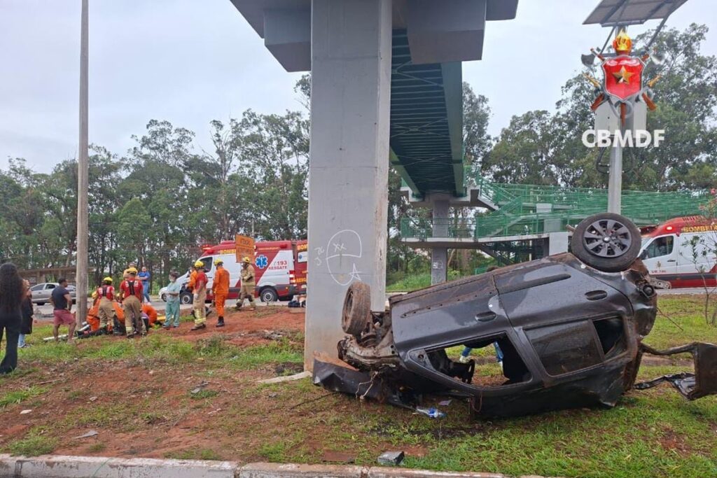 homem-consegue-escapar-de-carro-capotado,-mas-morre-pouco-depois-no-df