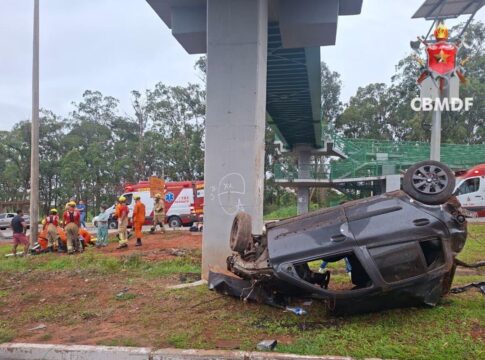 homem-consegue-escapar-de-carro-capotado,-mas-morre-pouco-depois-no-df