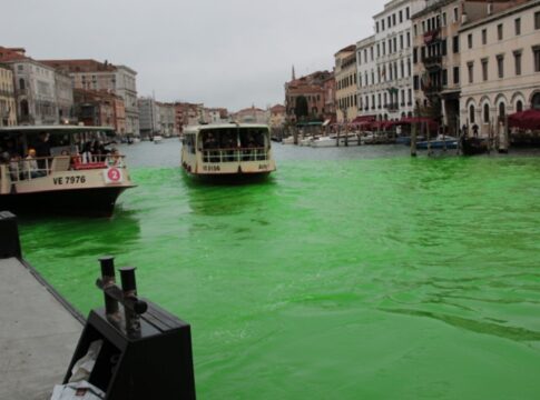 canal-de-veneza-e-tingido-de-verde-em-protesto-contra-crise-climatica