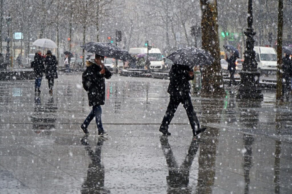 forte-nevasca-atinge-paris-e-outras-regioes-da-franca.-video