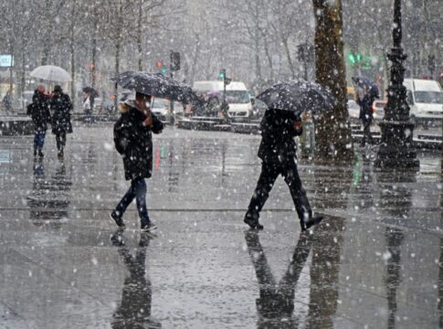 forte-nevasca-atinge-paris-e-outras-regioes-da-franca.-video