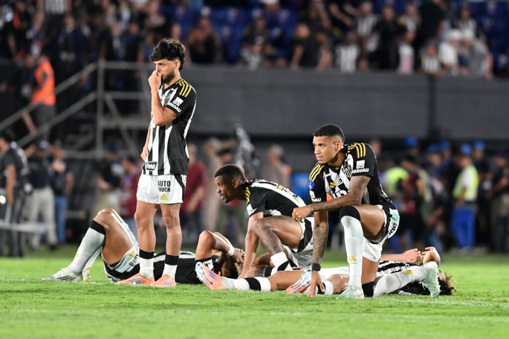 zagueiro-do-atletico-mg-briga-com-torcedor-apos-vice-na-sul-americana