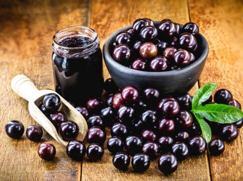 mulheres-na-menopausa-deveriam-comer-jabuticaba-todos-os-dias;-entenda