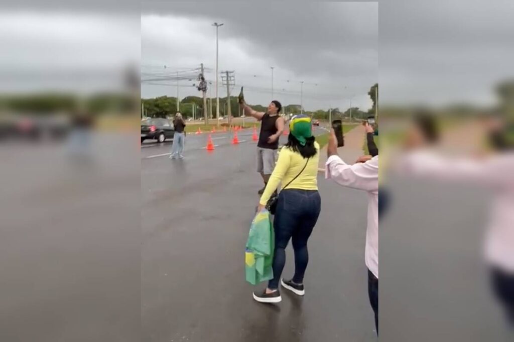 opositor-abre-espumante,-revolta-bolsonaristas-e-pm-dispara-spray-de-pimenta