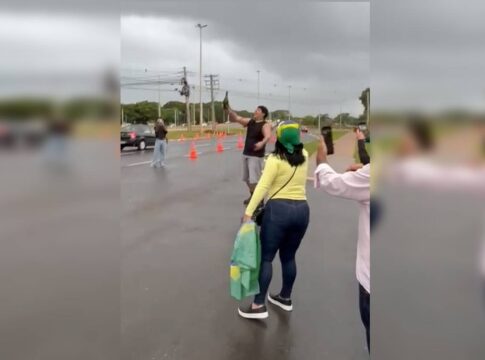 opositor-abre-espumante,-revolta-bolsonaristas-e-pm-dispara-spray-de-pimenta