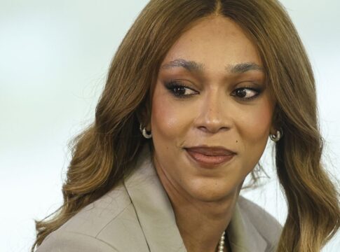 erika-hilton-acusa-nikolas-ferreira-de-usar-celular-perto-de-bolsonaro