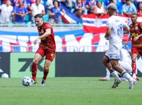 em-duelo-com-dois-expulsos,-bahia-vence-o-vasco-no-brasileirao