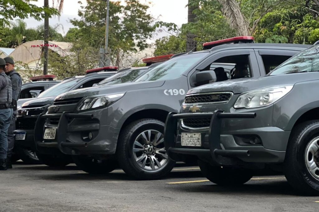 homem-faz-filhos-refens-ao-ver-mensagens-sexuais-no-celular-da-esposa