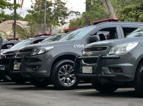 homem-faz-filhos-refens-ao-ver-mensagens-sexuais-no-celular-da-esposa