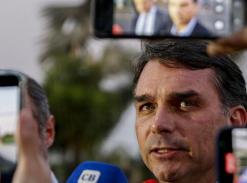 moraes-autoriza-a-visita-dos-filhos-de-bolsonaro-na-pf