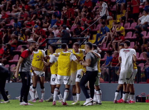 brasileirao:-vitoria-vence-sport-e-sai-da-zona-de-rebaixamento