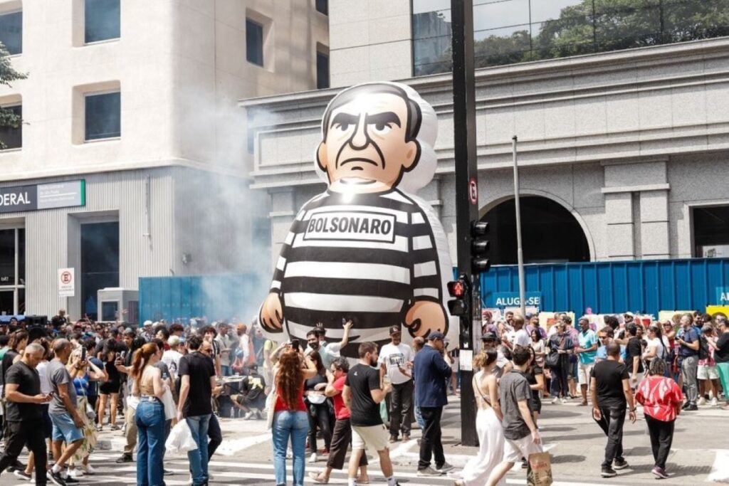ato-na-paulista-celebra-bolsonaro-preso-com-samba-e-boneco-inflavel
