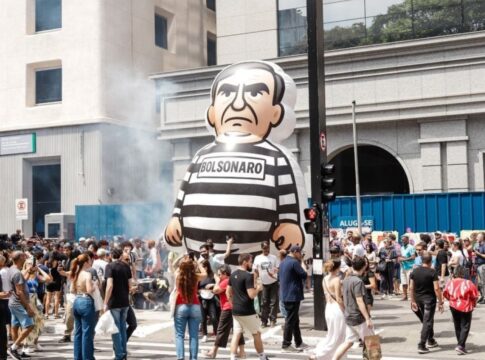 ato-na-paulista-celebra-bolsonaro-preso-com-samba-e-boneco-inflavel
