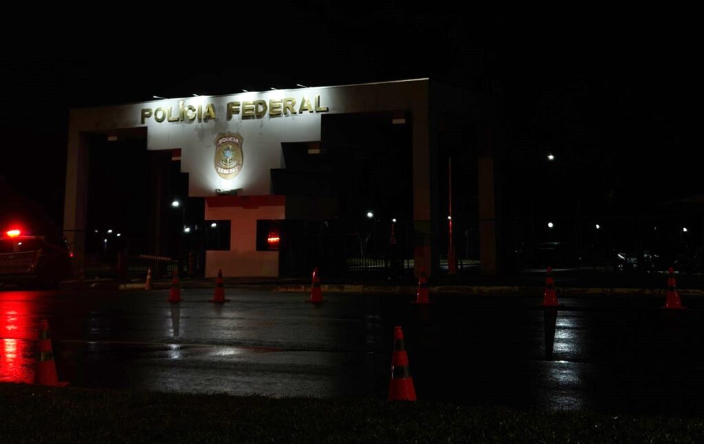 prisao-de-bolsonaro:-madrugada-desta-2a-e-tranquila-em-frente-a-pf