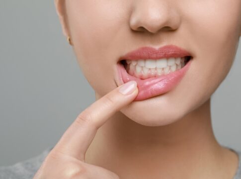 maus-habitos-podem-estar-por-tras-da-erosao-dentaria.-saiba-quais