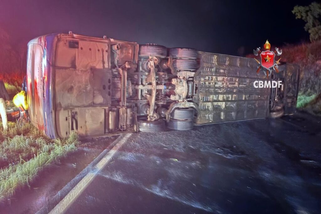 tres-pessoas-estao-em-estado-grave-apos-acidente-de-onibus-com-guincho