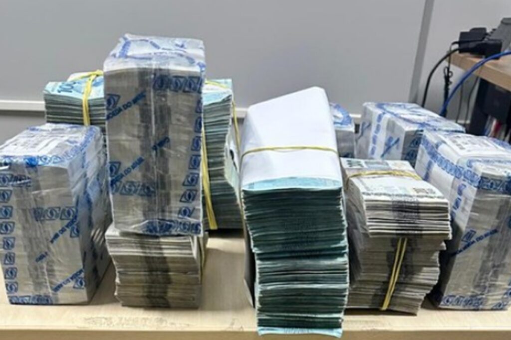 pf-prende-dupla-com-r$-1,5-milhao-em-especie-sem-origem-comprovada