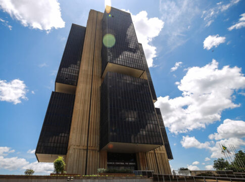 banco-central-vende-us$-2-bilhoes-em-leiloes-de-linha