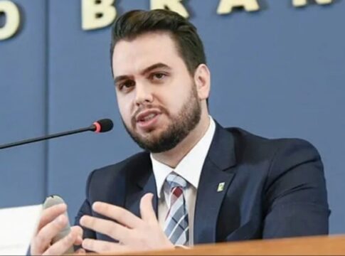 moraes-diz-que-filipe-martins-nao-violou-regras,-mas-mantem-cautelares