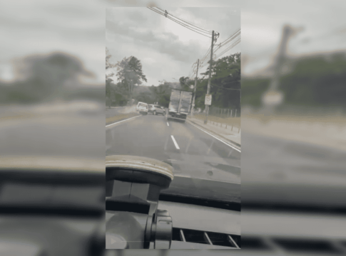 caminhoneiro-joga-veiculo-e-arremessa-carro-apos-ultrapassagem-tensa