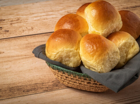 pao-de-grao-de-bico-e-rico-em-proteina-e-acompanha-bem-um-cafezinho
