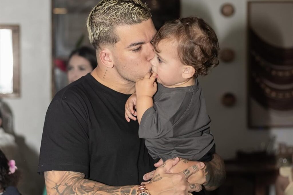 com-o-filho-no-carro,-dj-buarque-desabafa-apos-levar-fechada-no-rio