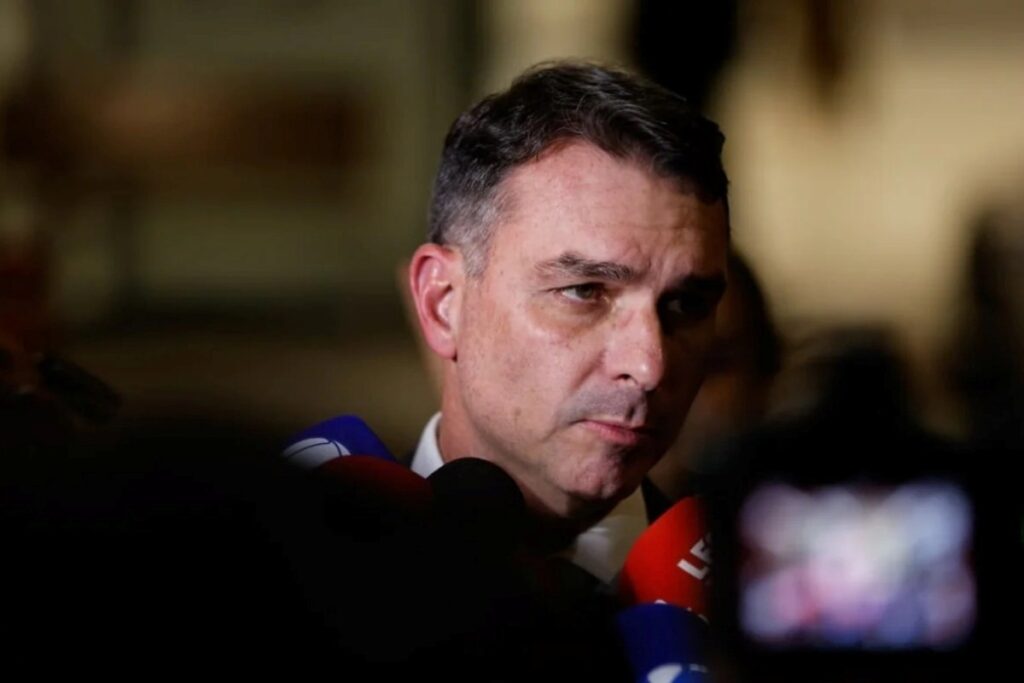 “tentativa-de-fazer-maldade”,-diz-flavio-sobre-video-de-tornozeleira