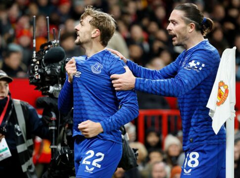 com-um-a-menos,-everton-vence-manchester-united-pela-premier-league