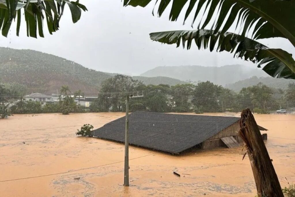 chuvas-alagam-centenas-de-casas-e-afetam-ao-menos-32-cidades-em-sc