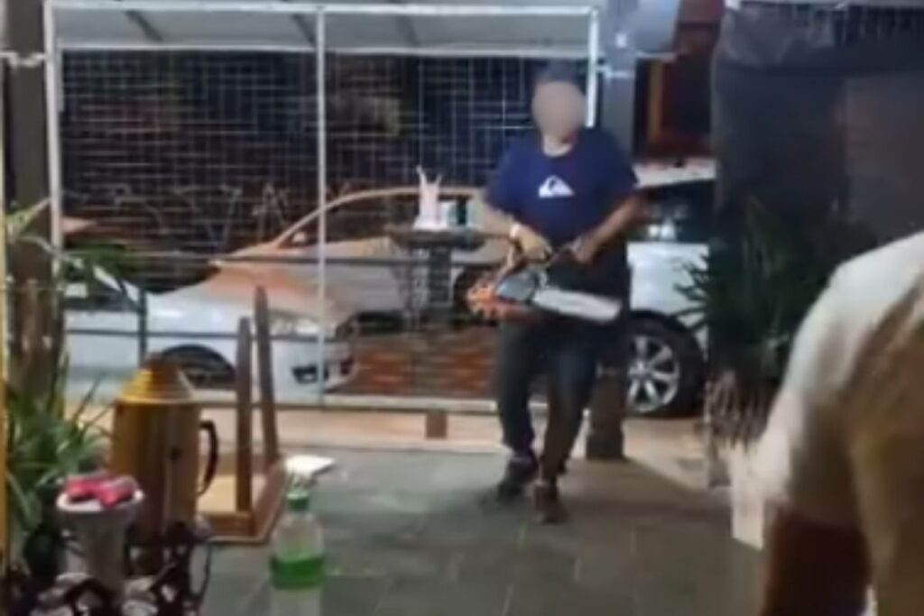 “jason-de-jarinu”:-homem-com-motosserra-invade-bar-no-interior-de-sp