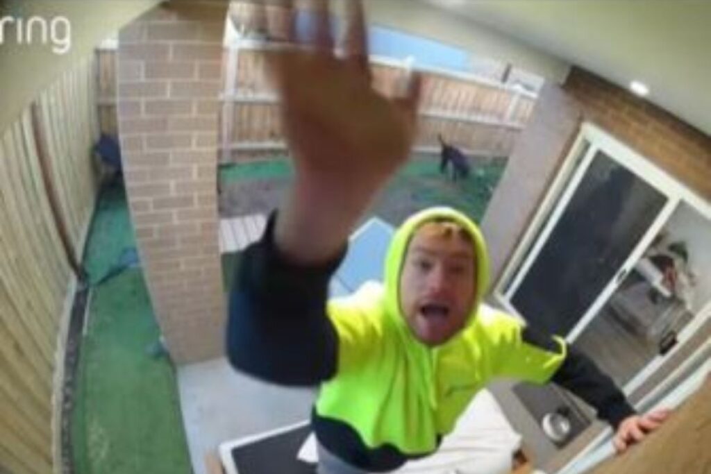 trancado-para-fora,-homem-tem-reacao-inusitada-e-cena-diverte-a-web